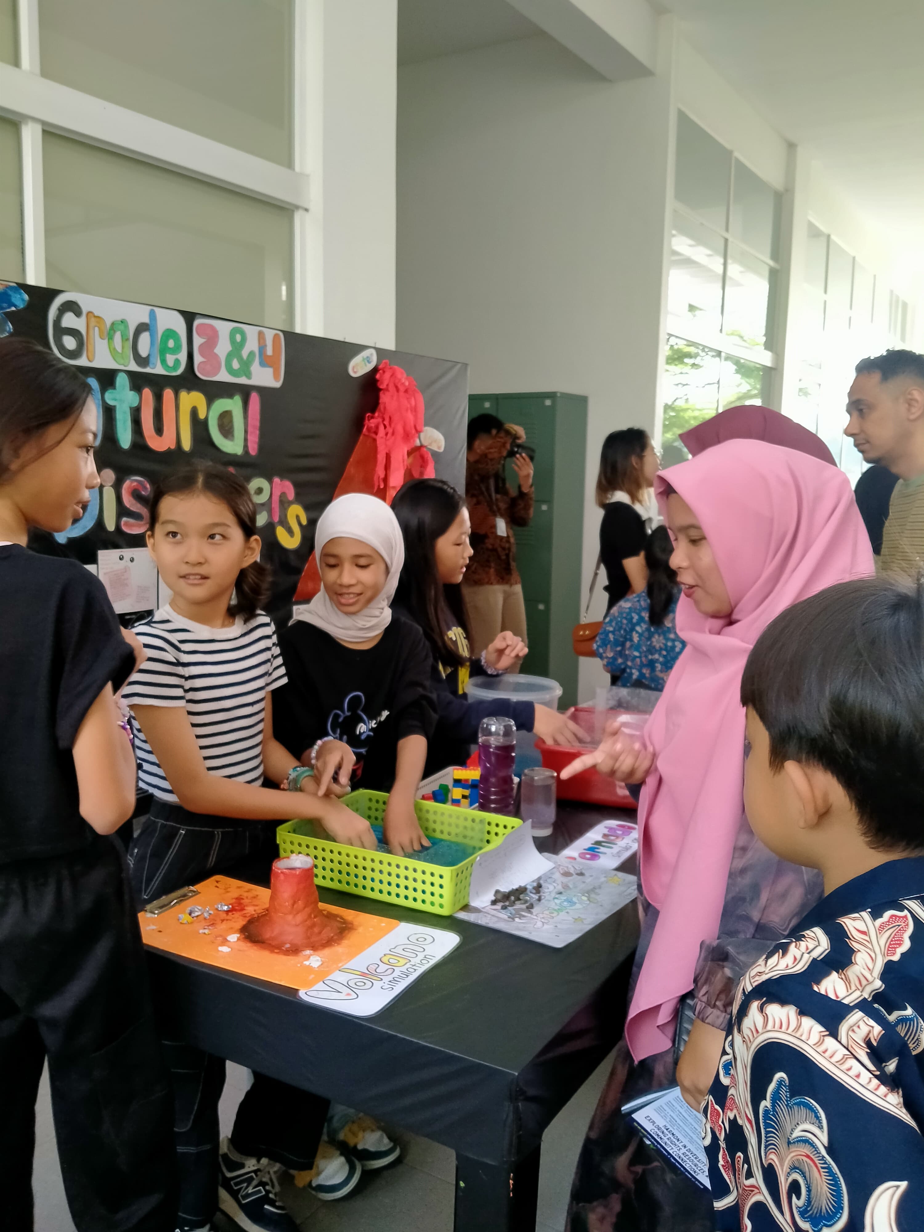 Kelompok 3: Indonesian Civil War (Peace and Conflict Group) Kelompok 3 mengangkat pembahasan tentang perang saudara indonesia. Mengeksplorasi dampak sosial ekonomi terhadap masyarakat akibat adanya perang saudara di Indonesia. Perang saudara memiliki dampak yang sangat besar dan seringkali menghancurkan bagi negara yang mengalaminya. Seperti hancurnya fasilitas umum, aktivitas ekonomi, industri dan pertanian yang terganggu, hingga penurunan investasi. Kelompok 3 menyorot perang saudara yang pernah terjadi di Indonesia, tepatnya di Aceh. Mereka juga menyampaikan bagaimana dampak perang saudara membawa nasib bangsa Indonesia. Kelompok 4: Wildlife Community Group Mengangkat pembahasan tentang upaya konservasi satwa liar memainkan peran penting dalam mendukung keanekaragaman hayati planet kita. Tahu sendiri kan, satwa liar Indonesia banyak diburu, bahkan yang langka dan dilindungi pun tidak luput dari upaya dipunahkan. Pembahasan yang cukup penting dan keren, kelompok 4 mengajak peserta pameran untuk peduli dan memahami kasus penyiksaan satwa liar di Indonesia. Mereka juga membahas bagaimana seharusnya komunitas dan masyarakat bersikap agar satwa liar Indonesia tetap lestari. Tidak hanya siswa tingkat 5 & 6 saja yang mempresentasikan hasil belajar mereka, namun mulai dari siswa tingkat preschool hingga tingkat 4 juga turut menyampaikan hasil belajarnya. Ada yang mempraktikkan simulasi bencana alam, lalu dijelaskan di depan teman-temannya. Pada pameran ini, peserta yang hadir sepeti guru, orang tua, bahkan sesama siswa, dibolehkan bertanya terkait topik yang diangkat setiap kelompok. Metode belajar seperti ini sangat bagus untuk mengasah komunikasi, pemahaman, tanggungjawab, pemikiran kritis dan koordinasi. Metode belajar yang eksperimental seperti ini memungkinkan siswa untuk mendapatkan ilmu dan pembelajaran yang banyak dan akan tertanam dalam diri mereka. Karena para siswa memperoleh pengetahuan dan keterampilan melalui pengalaman langsung dan refleksi. Yogyakarta Independent School, Membina Siswa untuk Aktif dan Terlibat dengan Dunia Sekitar Yogyakarta Independent School (YIS) berdiri di bawah naungan Yayasan Pendidikan Internasional Yogyakarta (YPIY) sejak tahun 1989, dan telah dikenal sebagai sekolah unggulan di Yogyakarta. Sekolah ini tidak main-main dalam hal kualitas pendidikan, terlihat dari guru-gurunya yang berasal dari negara-negara dengan standar pendidikan internasional tertinggi. Para guru di YIS sangat kompeten dan berpengalaman, terlatih untuk menyampaikan pembelajaran menggunakan kurikulum terdepan. Berbekal pengetahuan dan pengalaman yang luas, mereka mendorong siswa untuk melihat dunia secara lebih luas, berpikir tentang isu-isu kemanusiaan, dan memiliki wawasan global. Untuk mengetahui informasi seputar Yogyakarta Independent School, bisa langsung berkunjung ke website resmi mereka di https://www.yis-edu.org/ YIS berlokasi di Jl. Tegal Melati No.1, Jombor Lor, Sinduadi, Kec. Mlati, Kabupaten Sleman, Daerah Istimewa Yogyakarta. Kelompok 3: Indonesian Civil War (Peace and Conflict Group) Kelompok 3 mengangkat pembahasan tentang perang saudara indonesia. Mengeksplorasi dampak sosial ekonomi terhadap masyarakat akibat adanya perang saudara di Indonesia. Perang saudara memiliki dampak yang sangat besar dan seringkali menghancurkan bagi negara yang mengalaminya. Seperti hancurnya fasilitas umum, aktivitas ekonomi, industri dan pertanian yang terganggu, hingga penurunan investasi. Kelompok 3 menyorot perang saudara yang pernah terjadi di Indonesia, tepatnya di Aceh. Mereka juga menyampaikan bagaimana dampak perang saudara membawa nasib bangsa Indonesia. Kelompok 4: Wildlife Community Group Mengangkat pembahasan tentang upaya konservasi satwa liar memainkan peran penting dalam mendukung keanekaragaman hayati planet kita. Tahu sendiri kan, satwa liar Indonesia banyak diburu, bahkan yang langka dan dilindungi pun tidak luput dari upaya dipunahkan. Pembahasan yang cukup penting dan keren, kelompok 4 mengajak peserta pameran untuk peduli dan memahami kasus penyiksaan satwa liar di Indonesia. Mereka juga membahas bagaimana seharusnya komunitas dan masyarakat bersikap agar satwa liar Indonesia tetap lestari. Tidak hanya siswa tingkat 5 & 6 saja yang mempresentasikan hasil belajar mereka, namun mulai dari siswa tingkat preschool hingga tingkat 4 juga turut menyampaikan hasil belajarnya. Ada yang mempraktikkan simulasi bencana alam, lalu dijelaskan di depan teman-temannya. Pada pameran ini, peserta yang hadir sepeti guru, orang tua, bahkan sesama siswa, dibolehkan bertanya terkait topik yang diangkat setiap kelompok. Metode belajar seperti ini sangat bagus untuk mengasah komunikasi, pemahaman, tanggungjawab, pemikiran kritis dan koordinasi. Metode belajar yang eksperimental seperti ini memungkinkan siswa untuk mendapatkan ilmu dan pembelajaran yang banyak dan akan tertanam dalam diri mereka. Karena para siswa memperoleh pengetahuan dan keterampilan melalui pengalaman langsung dan refleksi. Yogyakarta Independent School, Membina Siswa untuk Aktif dan Terlibat dengan Dunia Sekitar Yogyakarta Independent School (YIS) berdiri di bawah naungan Yayasan Pendidikan Internasional Yogyakarta (YPIY) sejak tahun 1989, dan telah dikenal sebagai sekolah unggulan di Yogyakarta. Sekolah ini tidak main-main dalam hal kualitas pendidikan, terlihat dari guru-gurunya yang berasal dari negara-negara dengan standar pendidikan internasional tertinggi. Para guru di YIS sangat kompeten dan berpengalaman, terlatih untuk menyampaikan pembelajaran menggunakan kurikulum terdepan. Berbekal pengetahuan dan pengalaman yang luas, mereka mendorong siswa untuk melihat dunia secara lebih luas, berpikir tentang isu-isu kemanusiaan, dan memiliki wawasan global. Untuk mengetahui informasi seputar Yogyakarta Independent School, bisa langsung berkunjung ke website resmi mereka di https://www.yis-edu.org/ YIS berlokasi di Jl. Tegal Melati No.1, Jombor Lor, Sinduadi, Kec. Mlati, Kabupaten Sleman, Daerah Istimewa Yogyakarta.